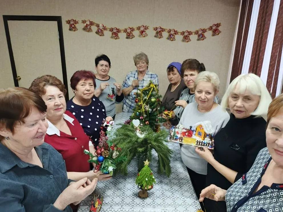 Саратовские бабушки научились резать по дереву к Новому году